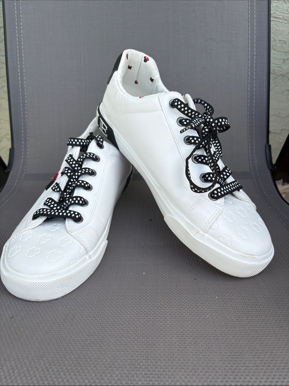 Mens Minnie Mouse  White Low-Top Sneakers with Black Polka Dot Laces  size :11